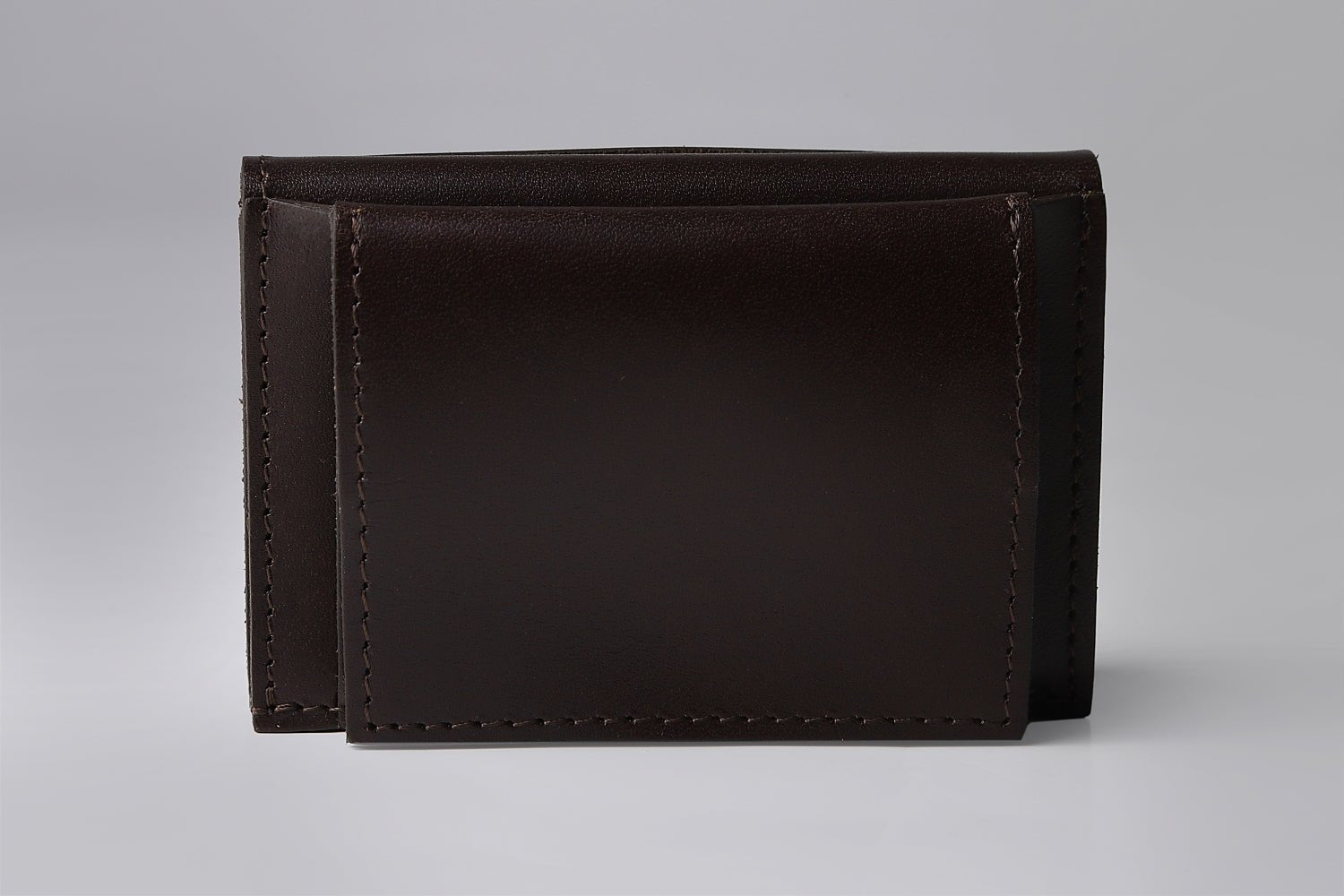 MC-miniwallet。蔵前の革職人が製作した国産牛革のミニ財布。ダークブラウン。表面のイメージ。