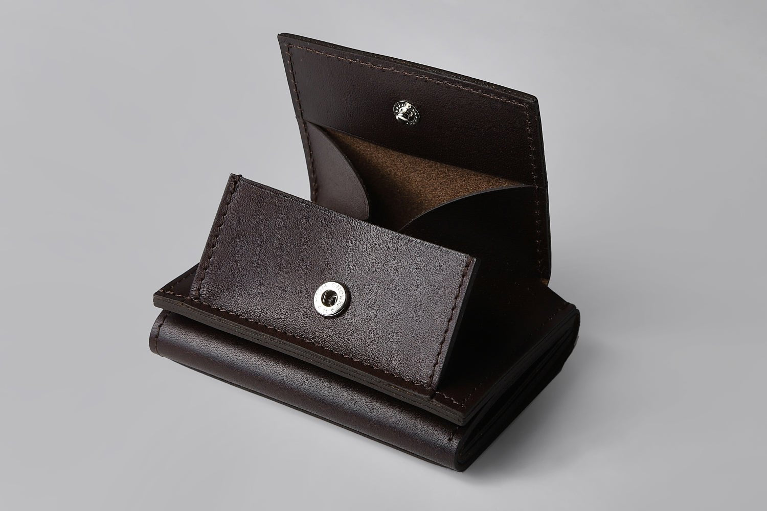 MC-miniwallet。蔵前の革職人が製作した国産牛革のミニ財布。ダークブラウン。コインBOXが開いた状態。