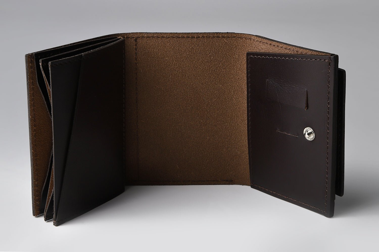 MC-miniwallet。蔵前の革職人が製作した国産牛革のミニ財布。ダークブラウン。見開きのイメージ。