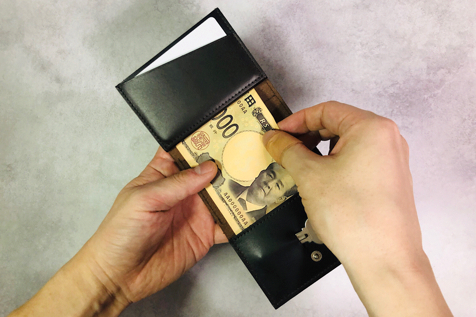 MC-miniwallet。蔵前の革職人が製作した国産牛革のミニ財布。ダークブラウン。紙幣を取り出しているGIFアニメーション。