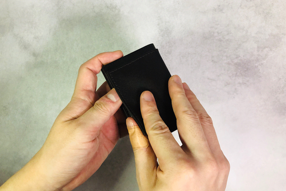 MC-miniwallet。蔵前の革職人が製作した国産牛革のミニ財布。ダークブラウン。小銭を取り出しているGIFアニメーション。