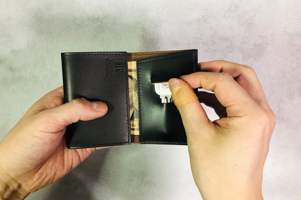 MC-miniwallet。蔵前の革職人が製作した国産牛革のミニ財布。ダークブラウン。鍵を取り出しているGIFアニメーション。