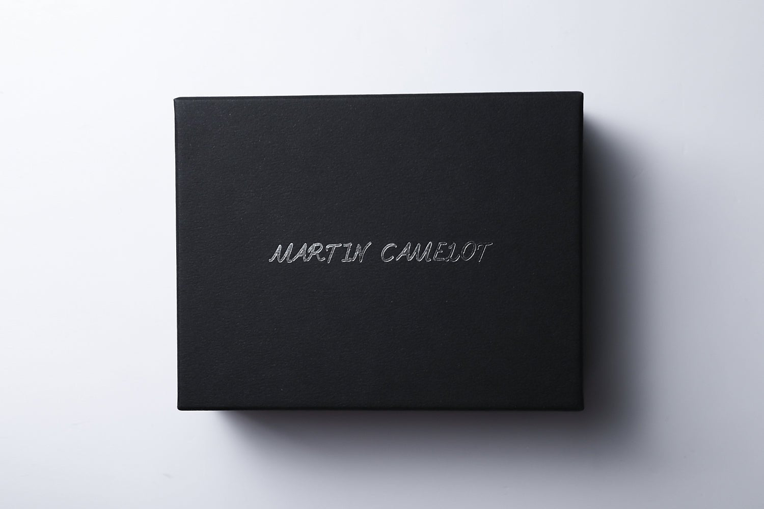 MC-miniwallet。MC-keywallet。蔵前の革職人が製作した国産牛革のミニ財布、キーケース一体型ミニ財布。オリジナル化粧箱のイメージ。