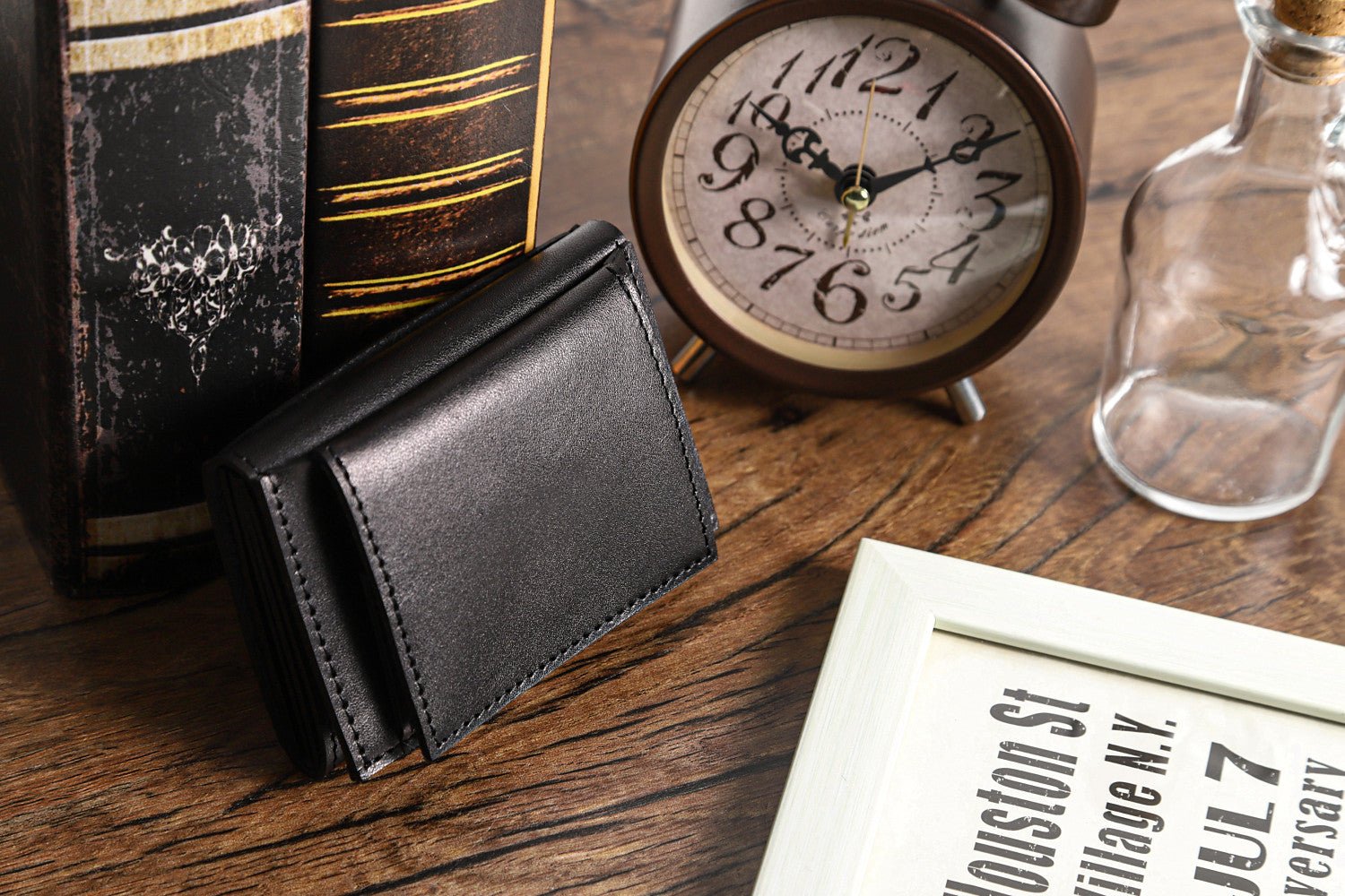 MC-miniwallet。蔵前の革職人が製作した国産牛革のミニ財布。ブラック。アンティークな空間のイメージカット。