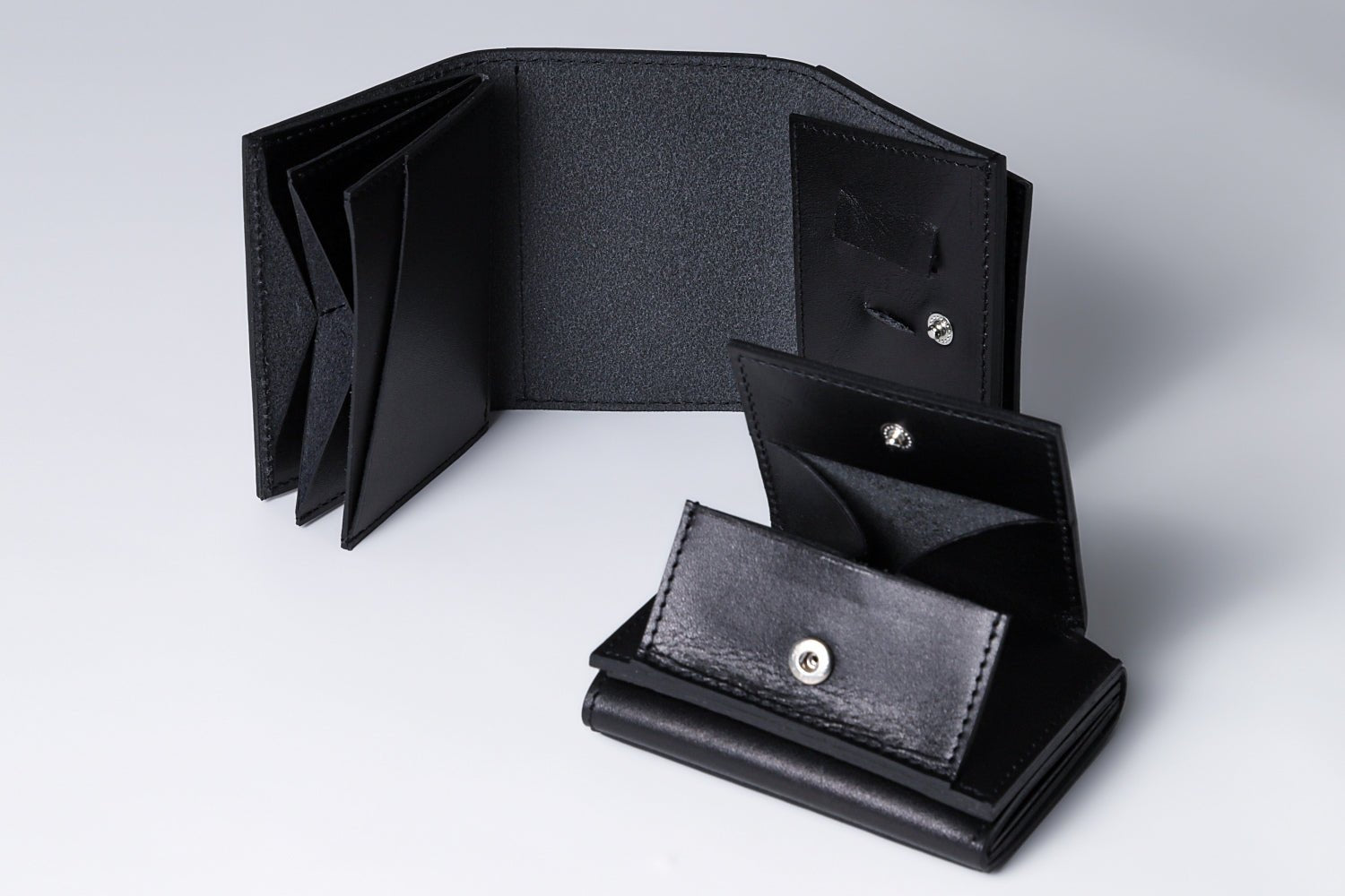 MC-miniwallet。蔵前の革職人が製作した国産牛革のミニ財布。ブラック。コインBOXが閉じた状態と見開きイメージ。
