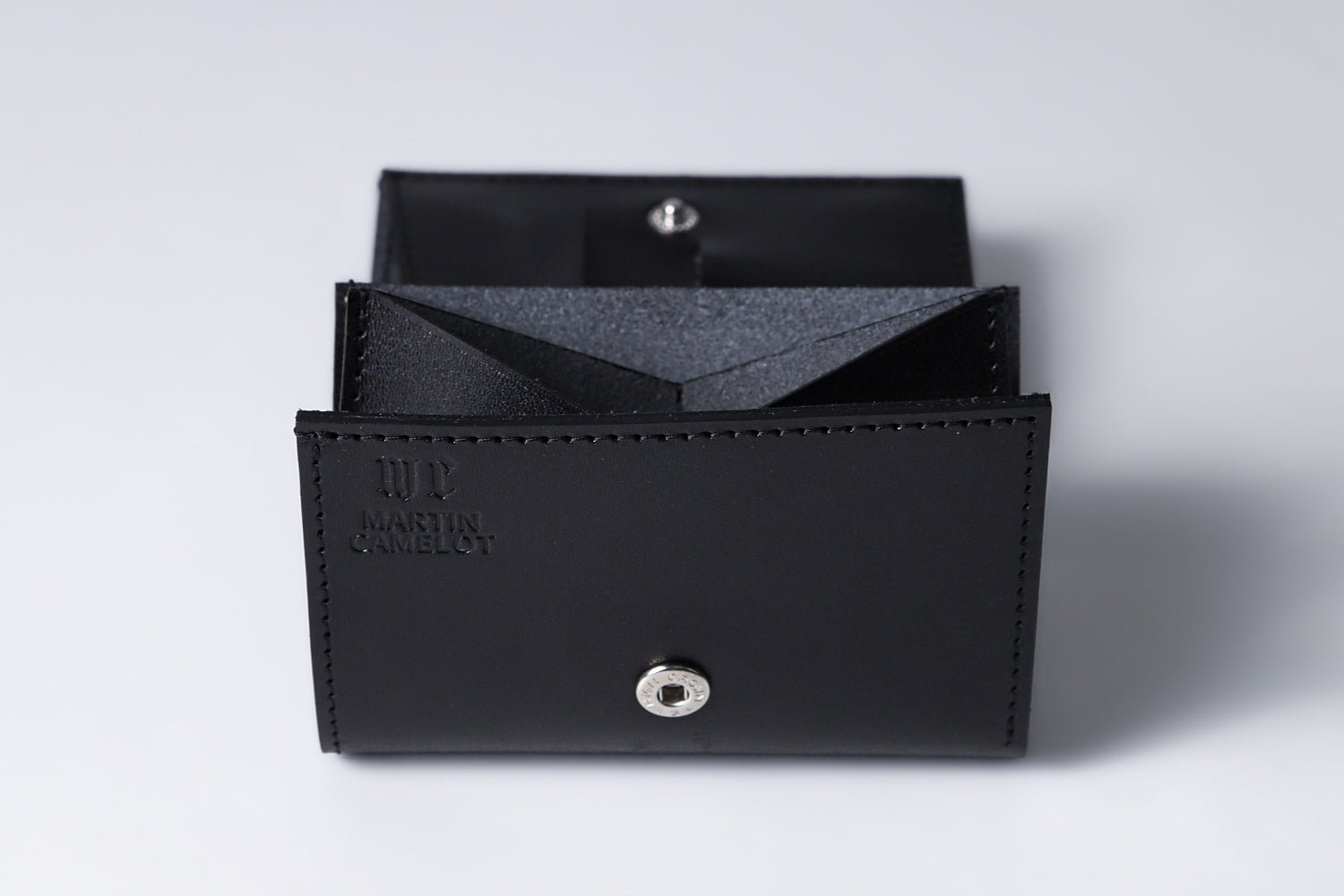 MC-miniwallet。蔵前の革職人が製作した国産牛革のミニ財布。ブラック。正面のロゴとホック。