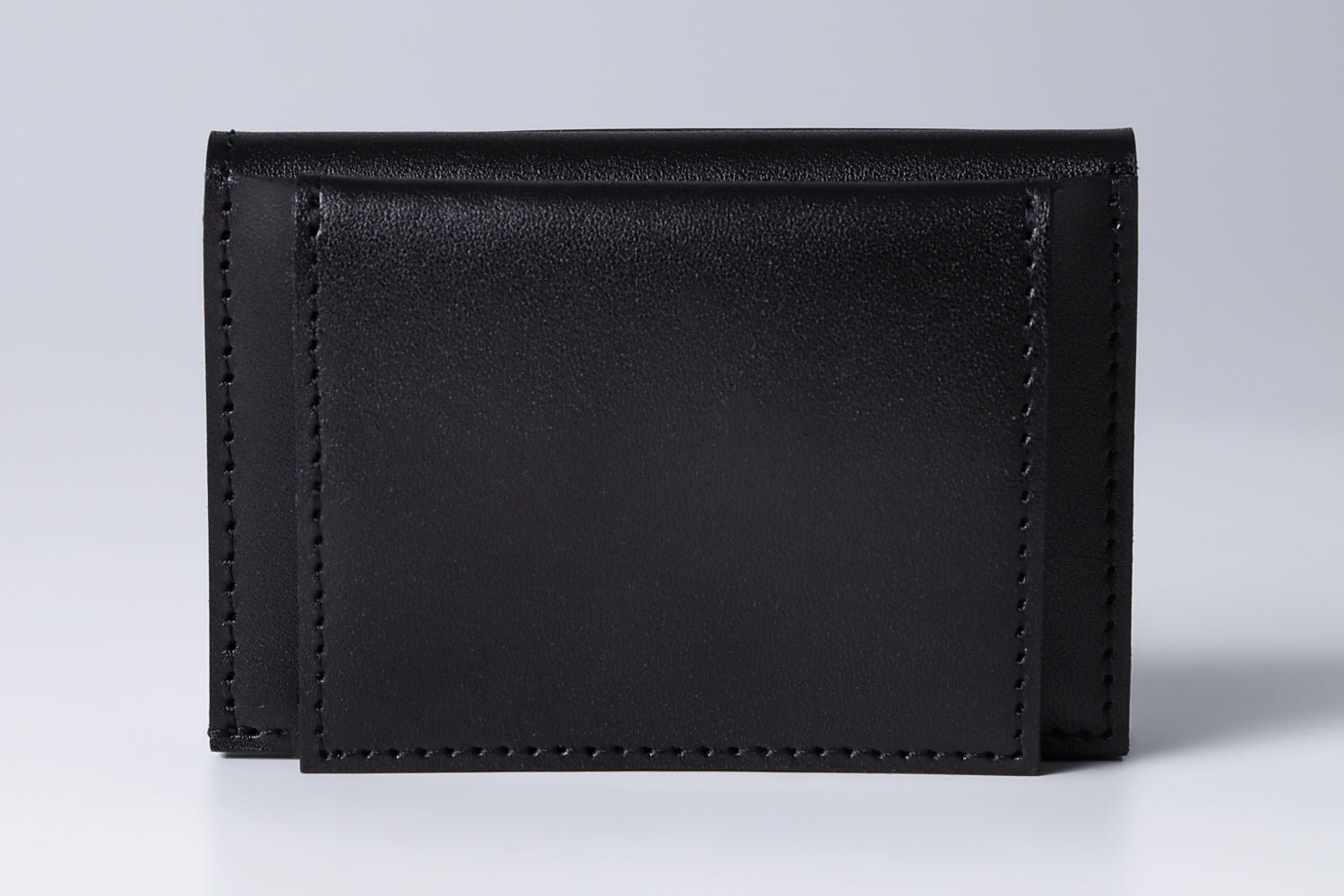 MC-miniwallet。蔵前の革職人が製作した国産牛革のミニ財布。ブラック。表面のイメージ。