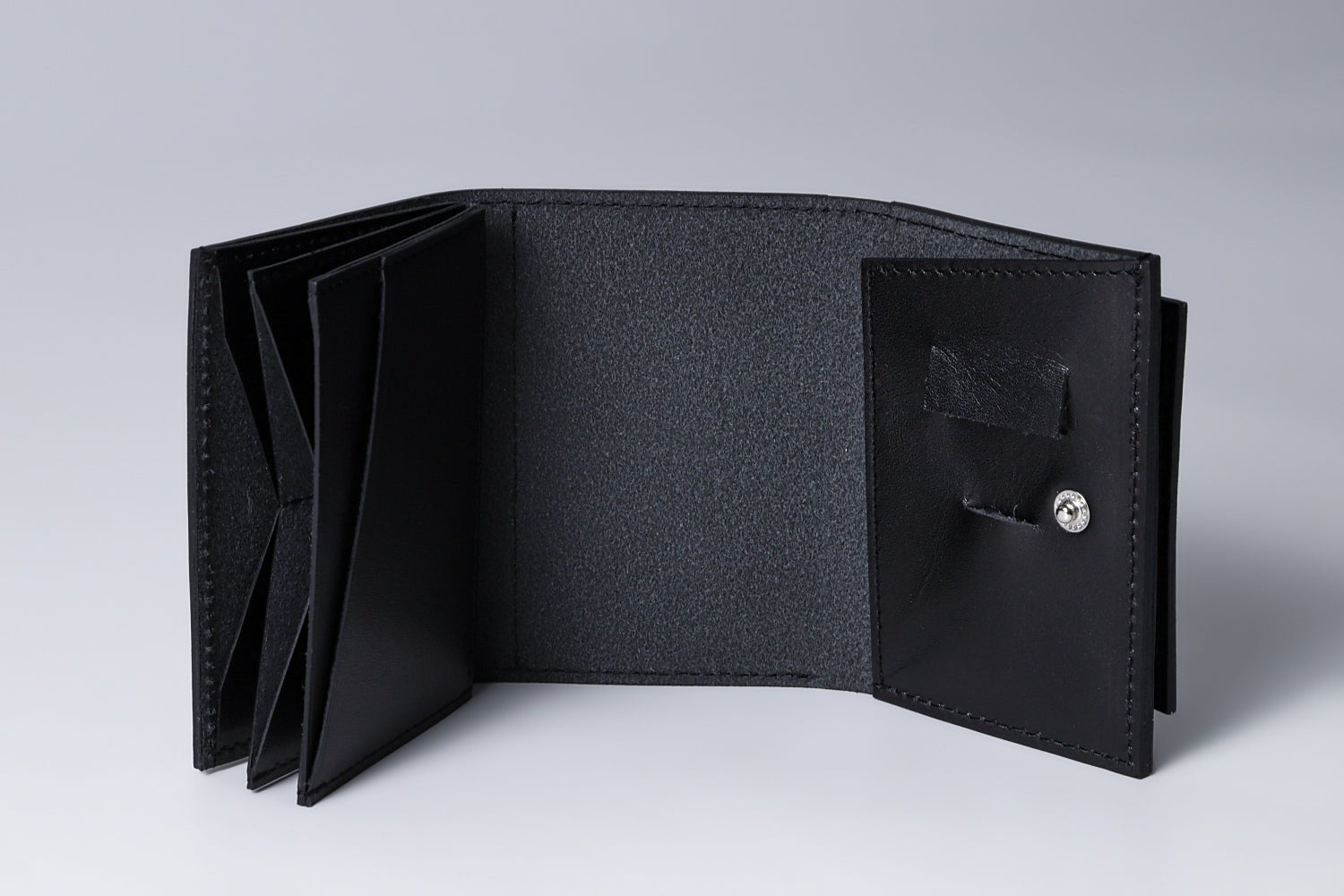 MC-miniwallet。蔵前の革職人が製作した国産牛革のミニ財布。ブラック。見開きのイメージ。