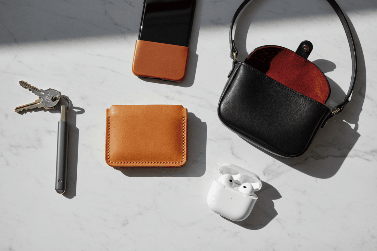 キャッシュレス時代の持ち物（ミニ財布、小さいカバン、イヤホン、鍵、スマホ）