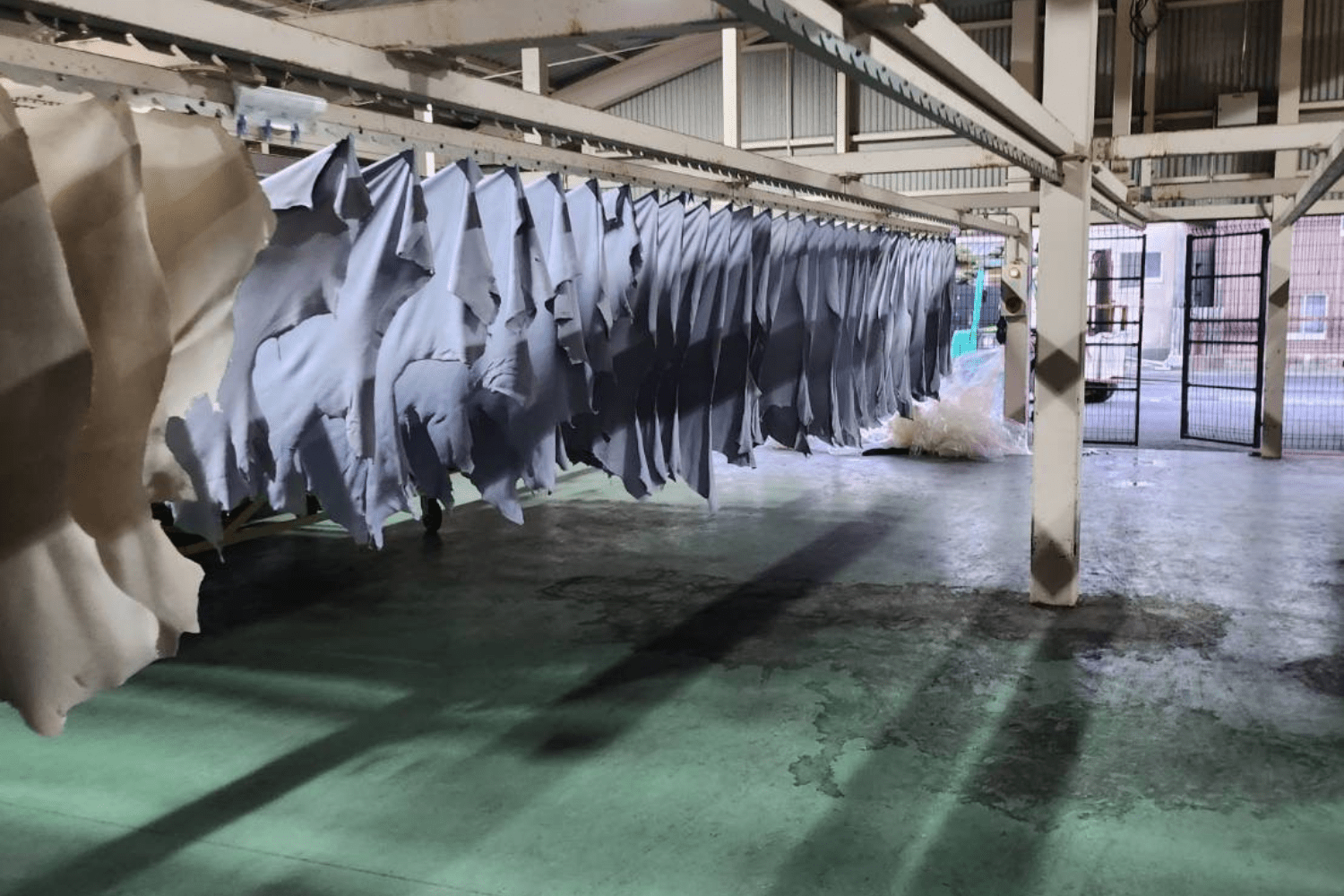 国産牛革を製造する革工場のイメージ。
