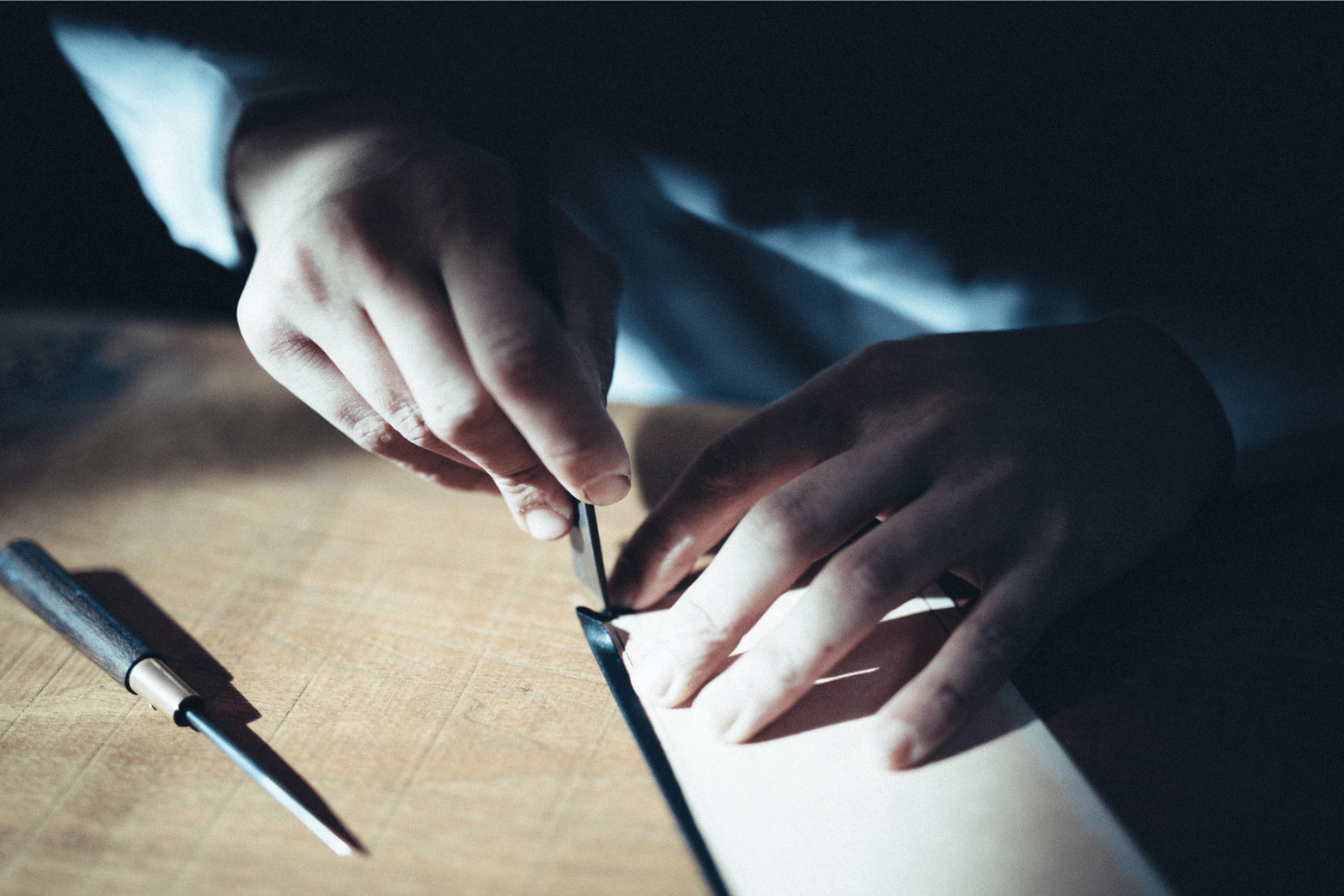 Made in Tokyo 蔵前。革職人の作業風景イメージ。