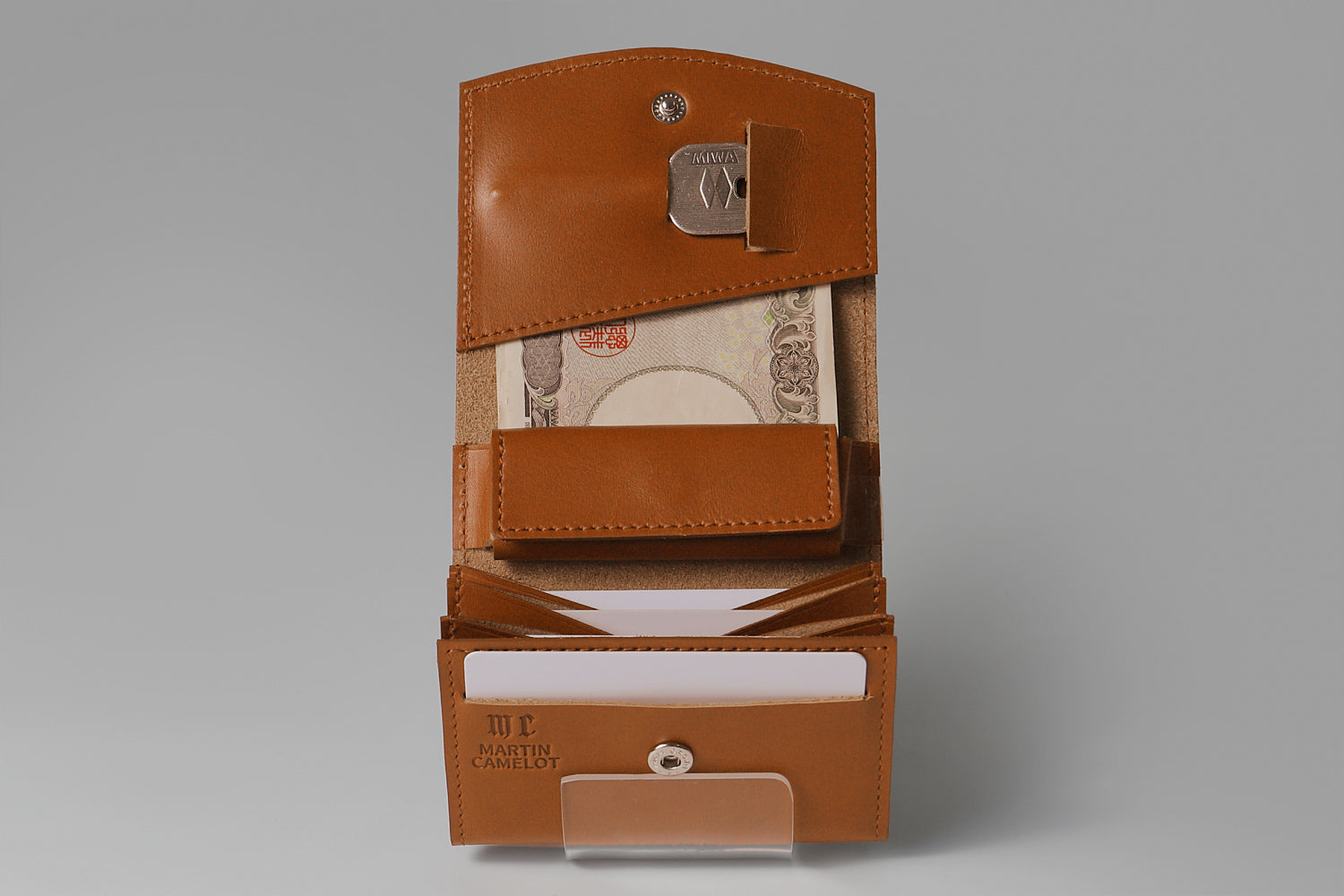 MC-bifoldwallet。蔵前の革職人が製作した国産牛革の蛇腹式コンパクト二つ折り財布。キャメル。開いた状態で紙幣、カード、鍵の収納イメージ。