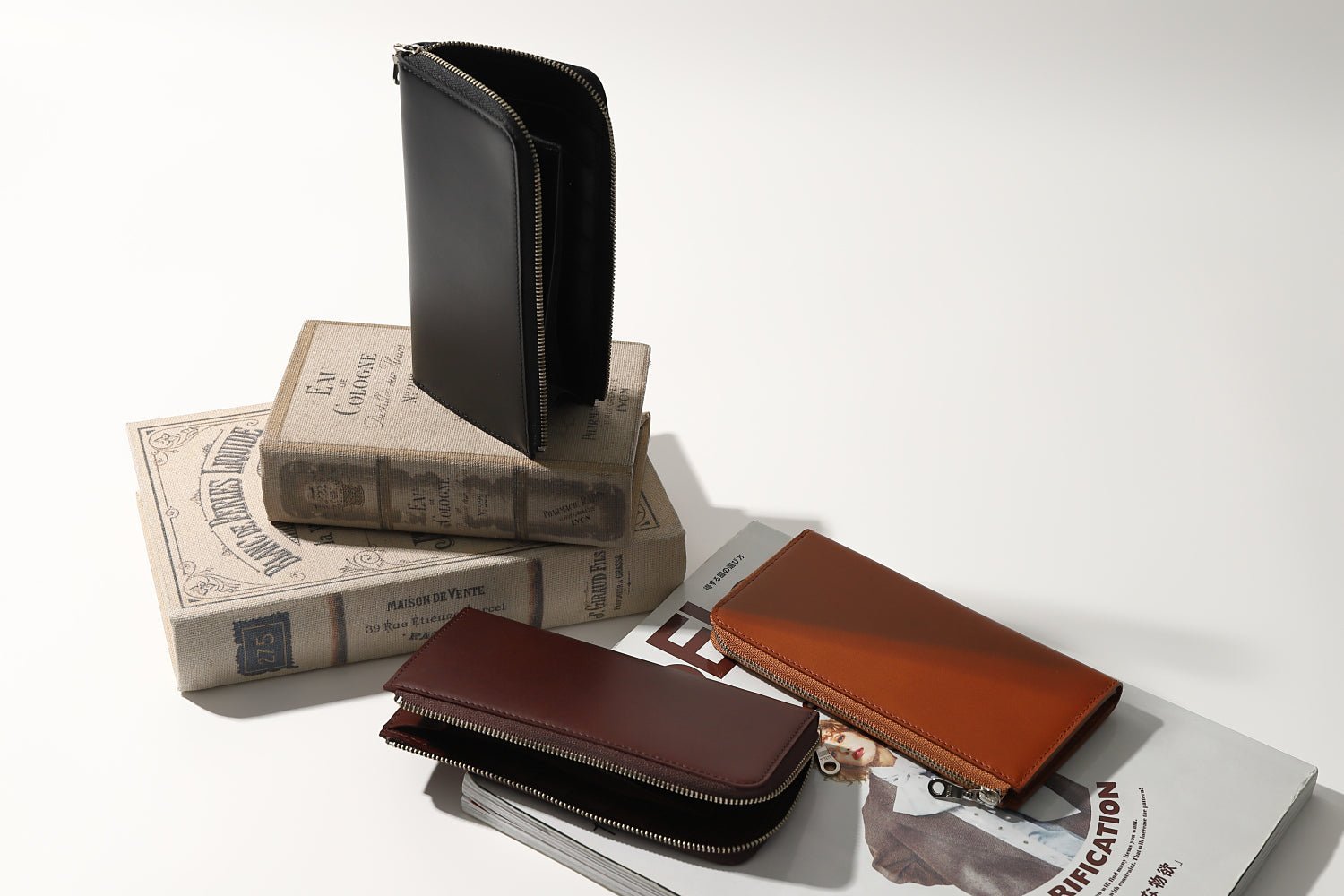 MC-longwallet。蔵前の革職人が製作した国産牛革のL字ファスナーコンパクト長財布。ブラック、バーガンディ、キャメルの3色。縦に置いたイメージ。