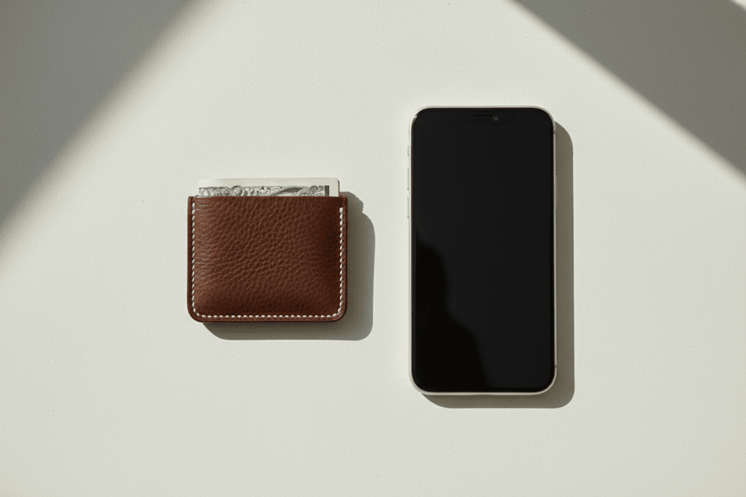 ミニ財布とスマホを横並びに置く。
