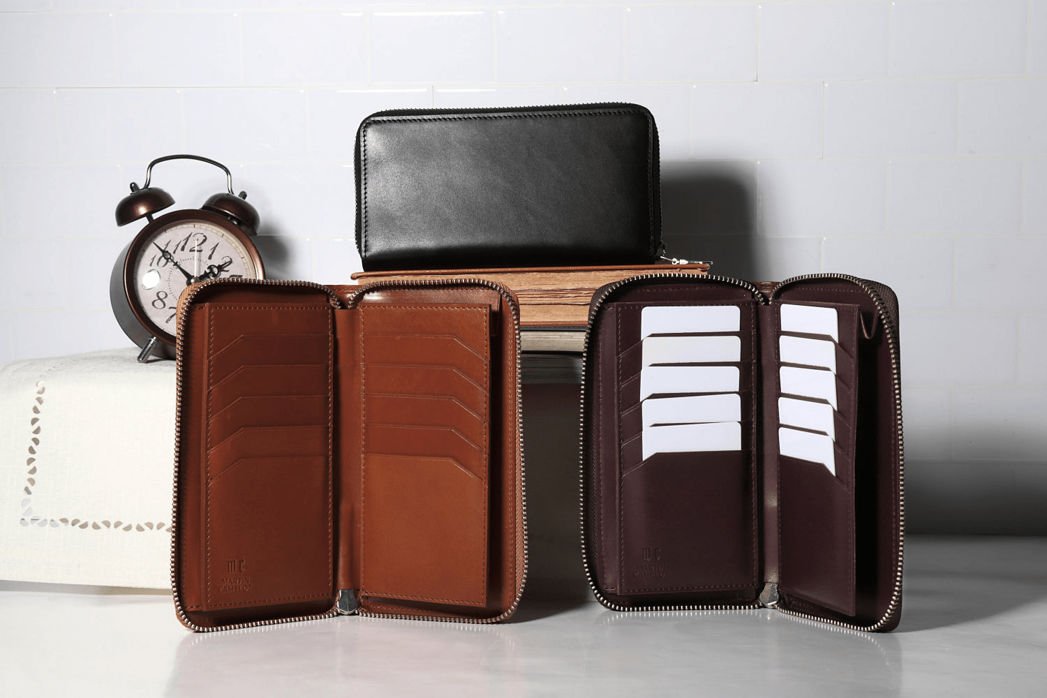 MC-longwallet2。蔵前の革職人が製作した国産牛革のラウンドファスナーミニマル長財布。ブラック、バーガンディ、キャメルの3色。直立し見開きの状態でカード収納。