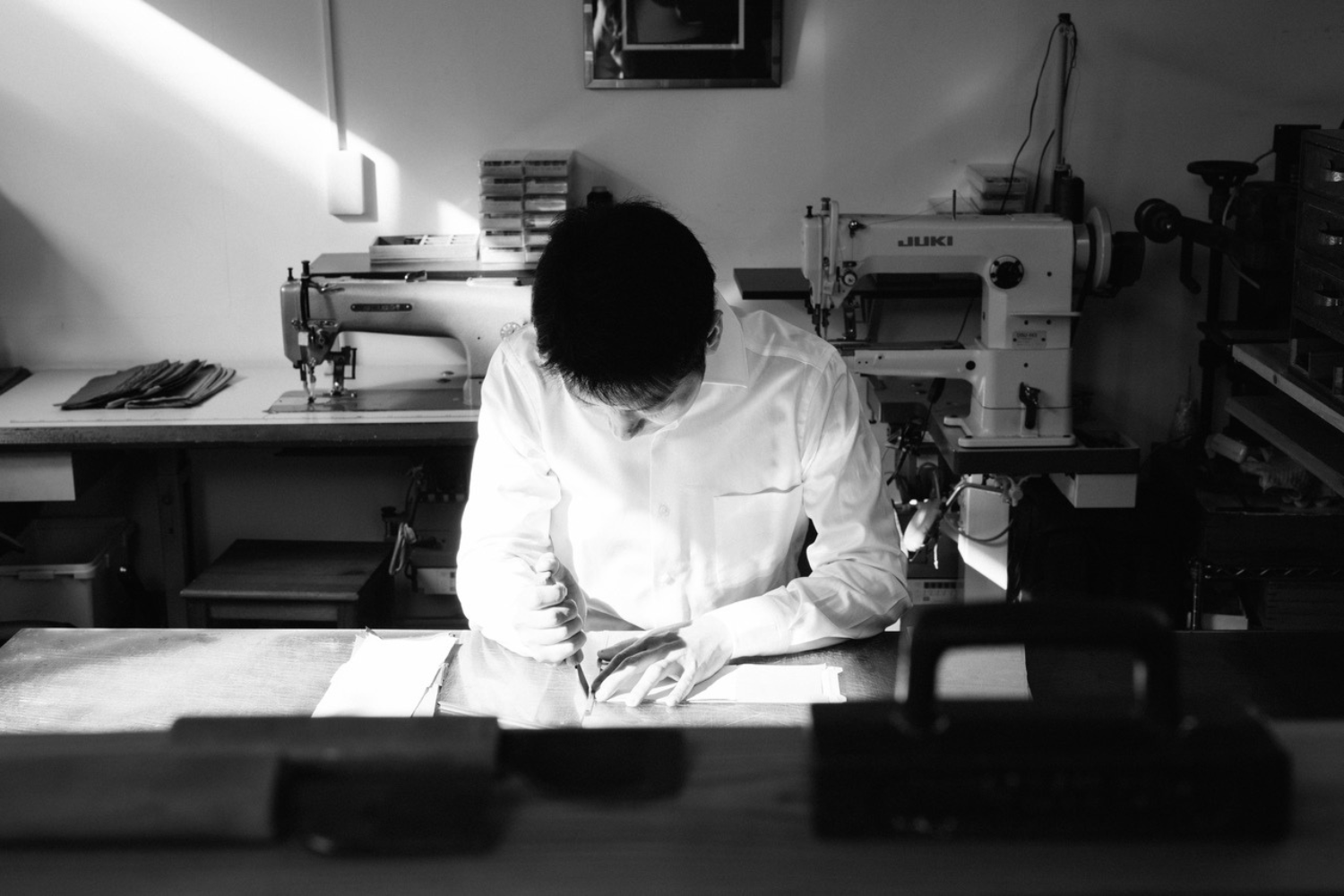 Made in Tokyo 蔵前。革職人の作業風景イメージ。人物。