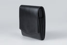 MC-bifoldwallet。蔵前の革職人が製作した国産牛革の蛇腹式コンパクト二つ折り財布。ブラック。斜めのイメージ。