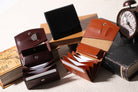 MC-bifoldwallet。蔵前の革職人が製作した国産牛革の蛇腹式コンパクト二つ折り財布。ブラック、バーガンディ、キャメルの3色。カード、鍵の収納イメージ。