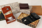 MC-bifoldwallet。蔵前の革職人が製作した国産牛革の蛇腹式コンパクト二つ折り財布。ブラック、バーガンディ、キャメルの3色。平置きして紙幣、カード、鍵の収納イメージ。