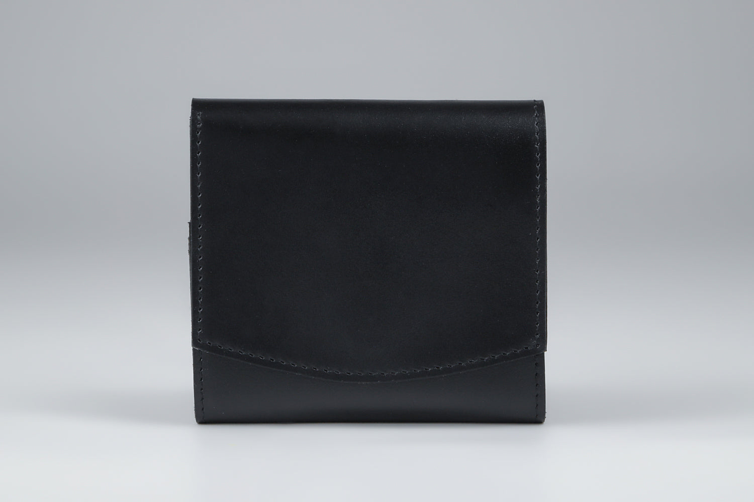 MC-bifoldwallet。蔵前の革職人が製作した国産牛革の蛇腹式コンパクト二つ折り財布。ブラック。正面のイメージ。