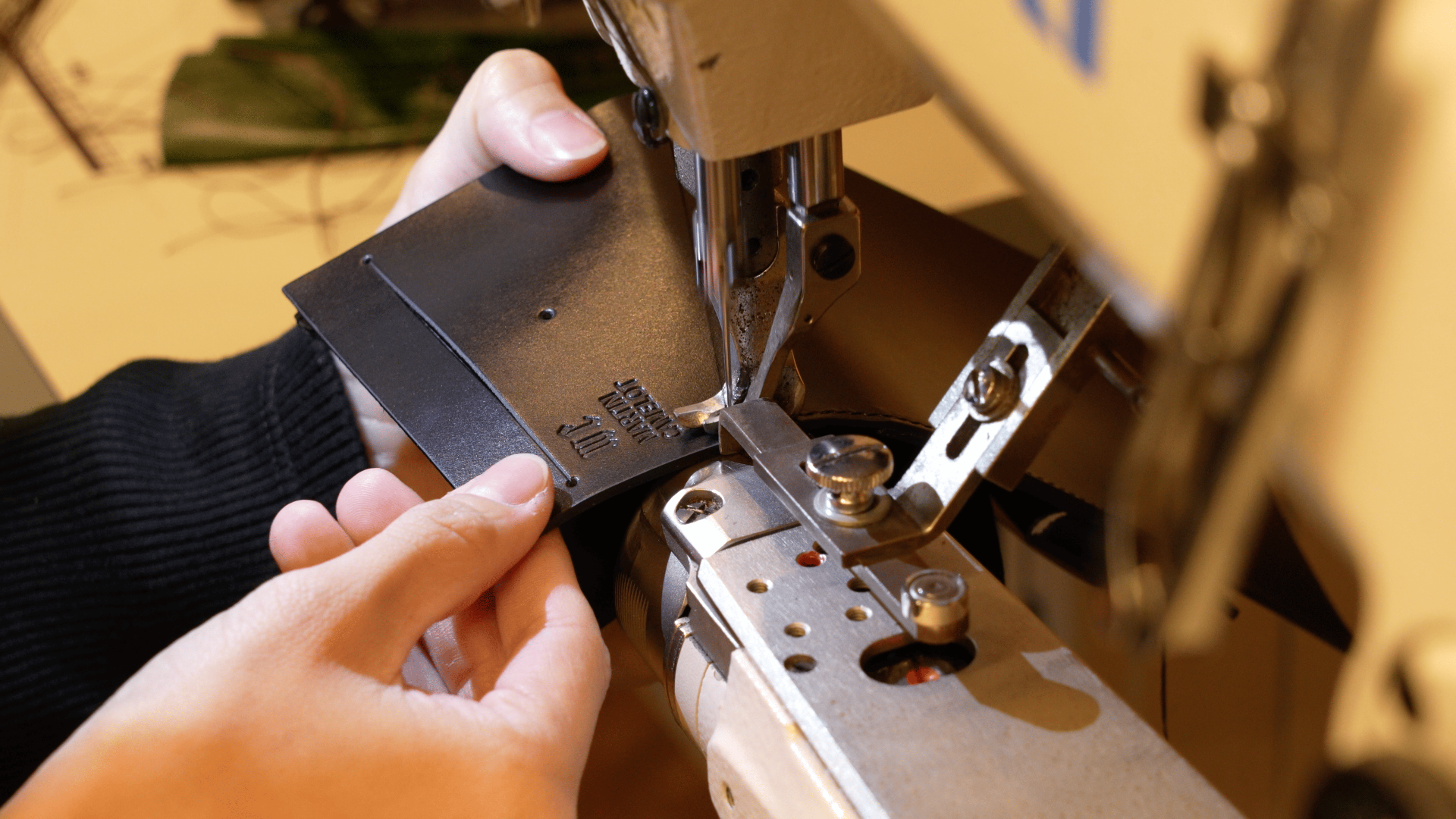 MC-bifoldwallet。蔵前の革職人が製作した国産牛革の薄いコンパクト二つ折り財布。ブラック。生産のイメージ写真3。