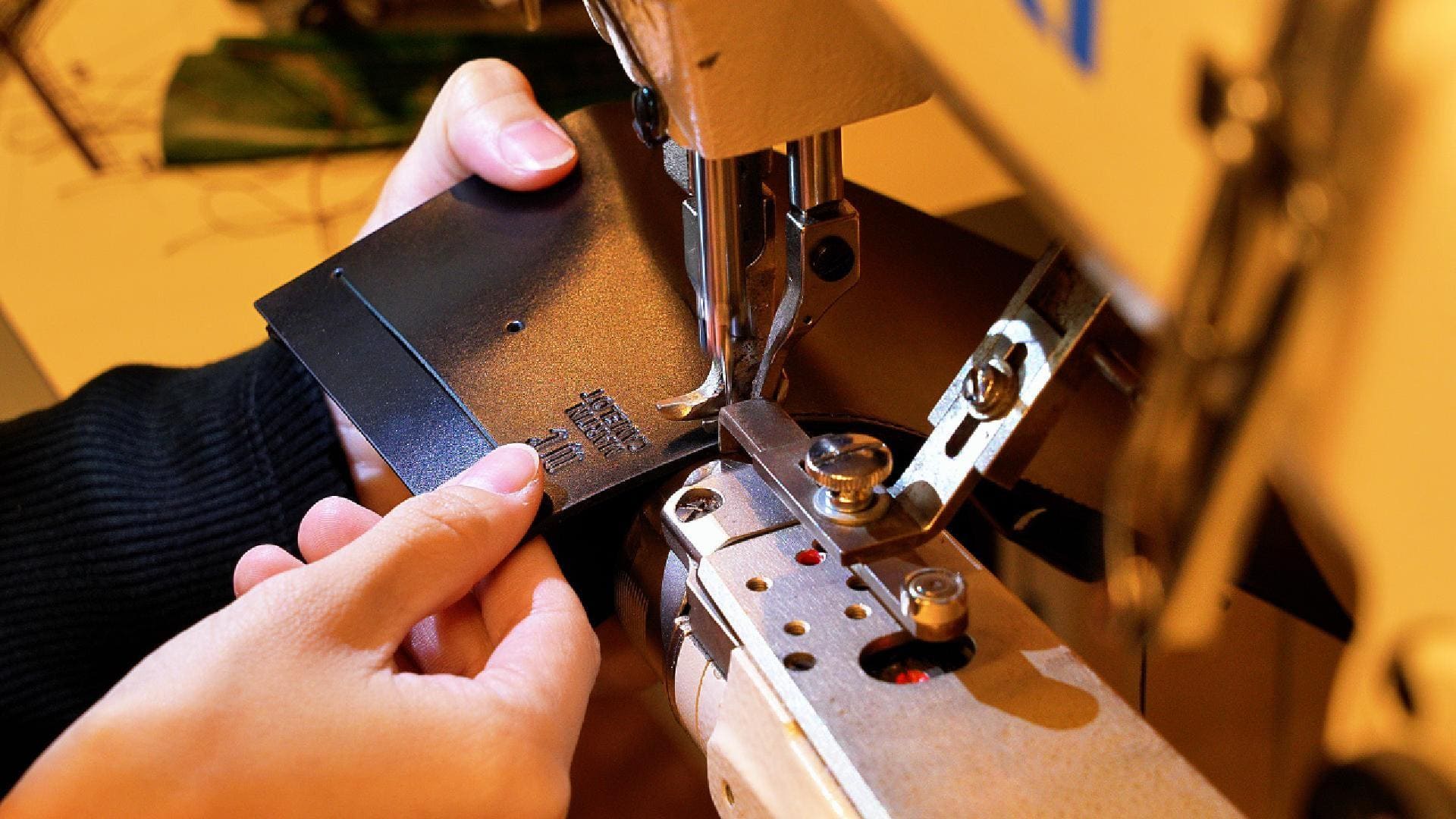 MC-bifoldwallet。蔵前の革職人が製作した国産牛革の薄いコンパクト二つ折り財布。ブラック。生産のイメージ写真5。