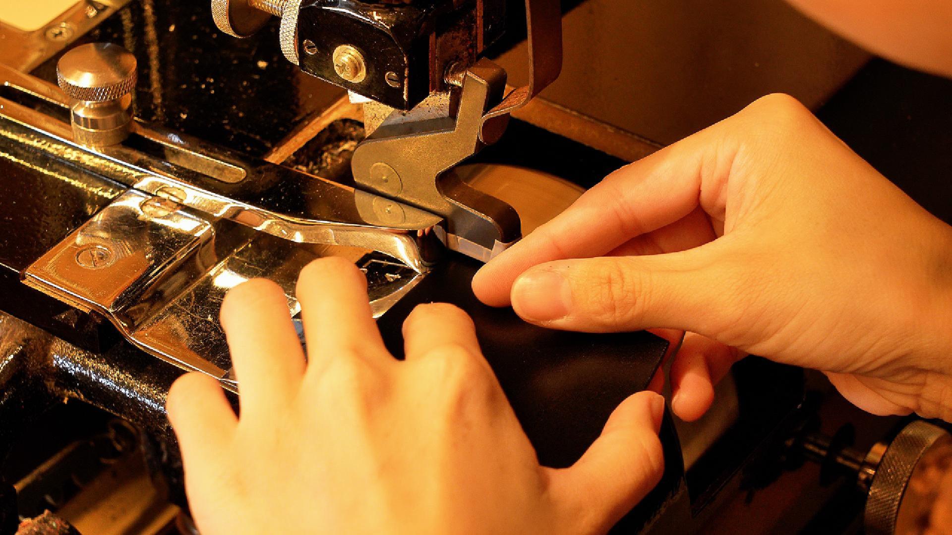 MC-bifoldwallet。蔵前の革職人が製作した国産牛革の薄いコンパクト二つ折り財布。ブラック。生産のイメージ写真6。