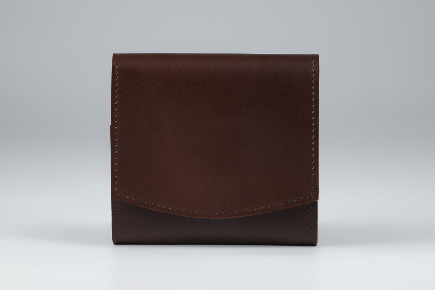 MC-bifoldwallet。蔵前の革職人が製作した国産牛革の蛇腹式コンパクト二つ折り財布。バーガンディ。正面のイメージ。