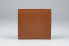 MC-bifoldwallet。蔵前の革職人が製作した国産牛革の蛇腹式コンパクト二つ折り財布。キャメル。裏面のイメージ。