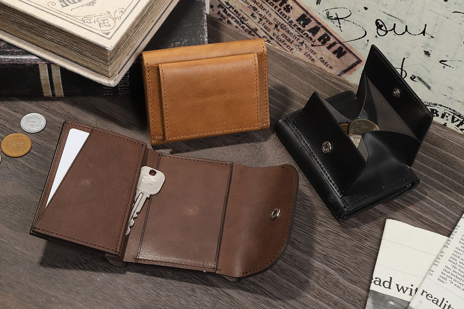 MC-compactwallet。蔵前の革職人が製作した国産牛革のコンパクト財布。ブラック・ブラウン・ダークブラウン。カード・小銭・鍵の収納イメージ。