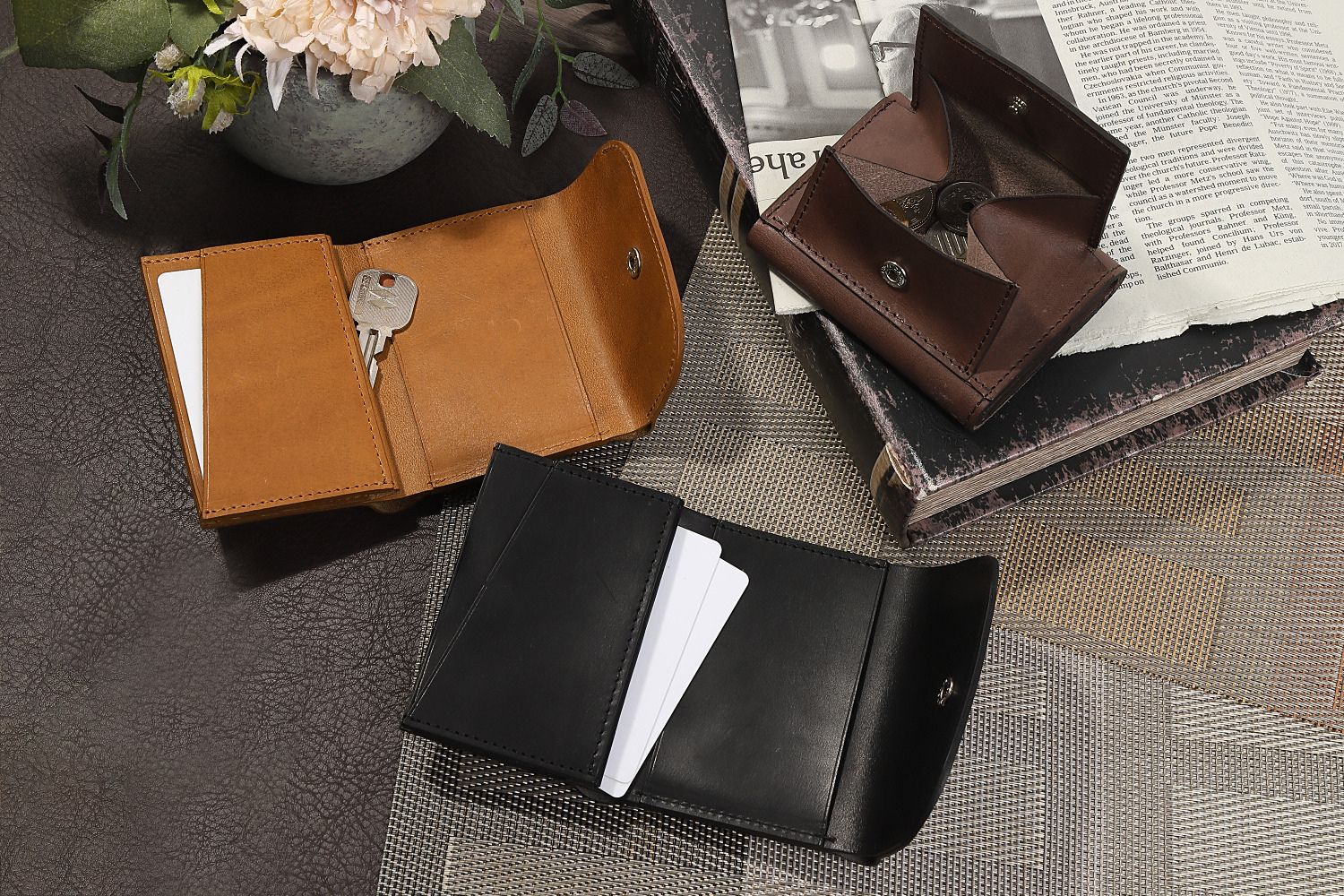 MC-compactwallet。蔵前の革職人が製作した国産牛革のコンパクト財布。ブラック・ブラウン・ダークブラウン。小銭・カード・鍵の収納イメージ。