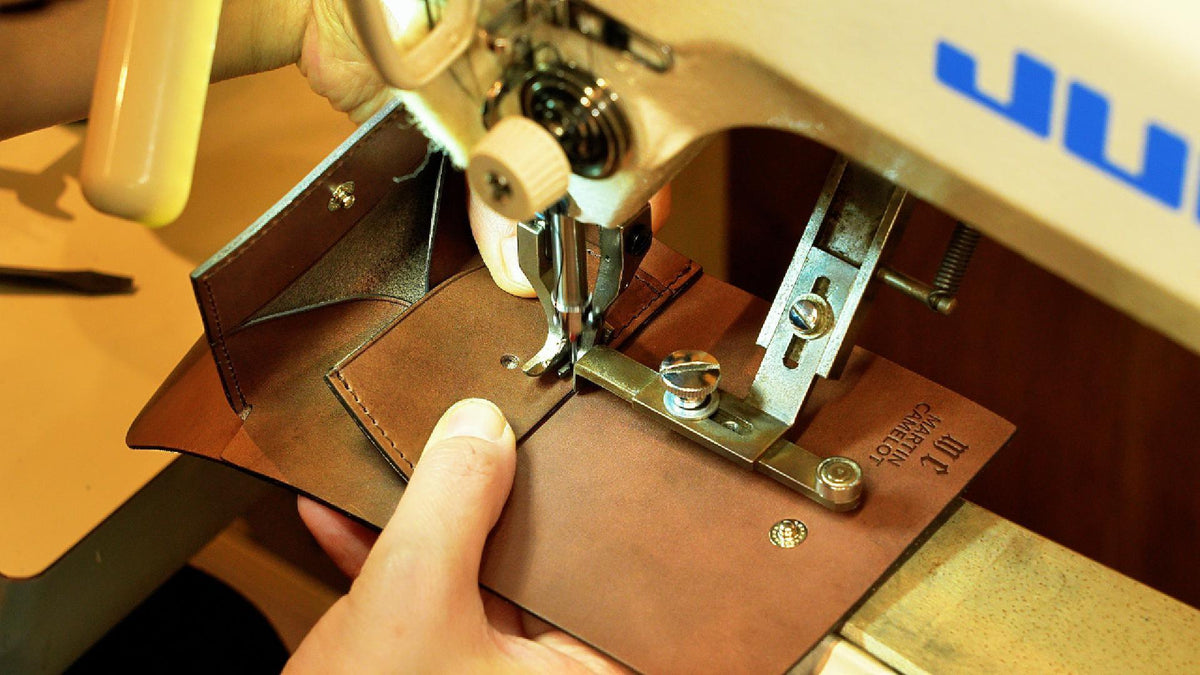 MC-compactwallet。蔵前の革職人が製作した国産牛革のコンパクト財布。ダークブラウン。生産のイメージ写真1。