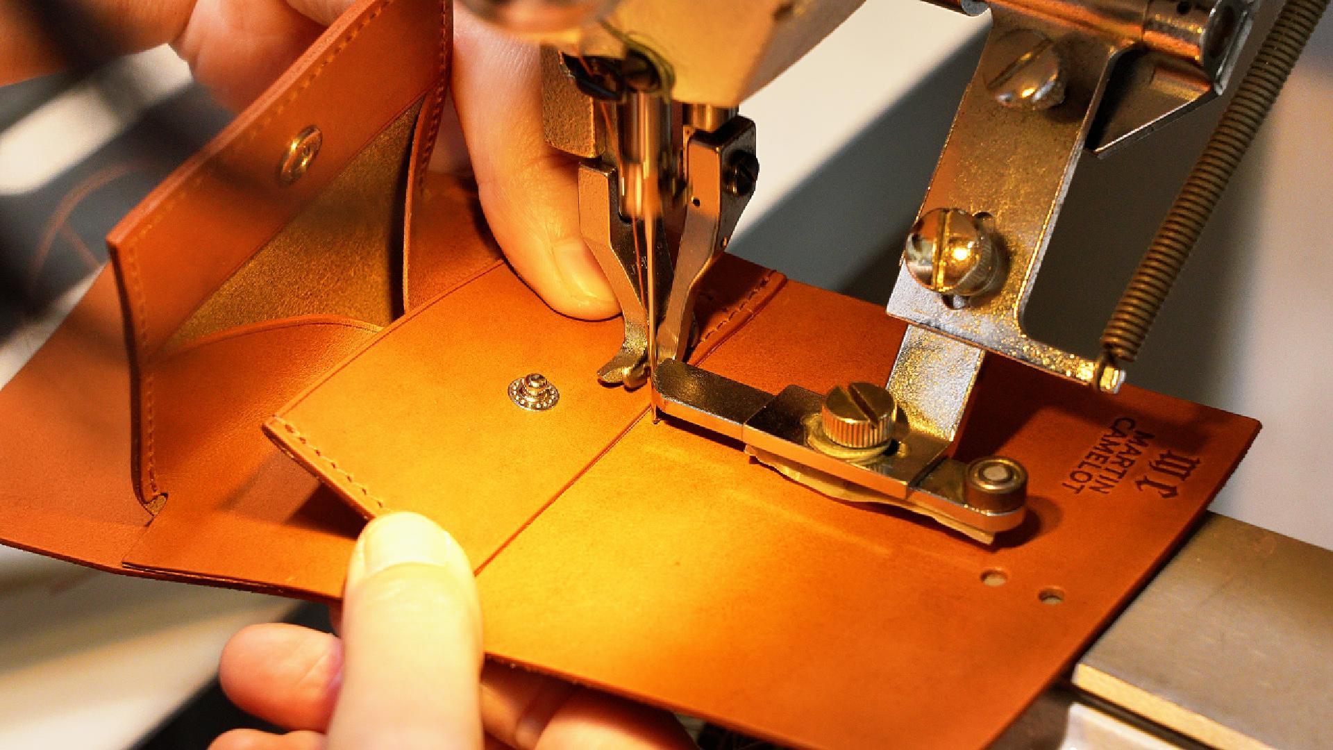 MC-keywallet。蔵前の革職人が製作した国産牛革のキーケース一体型ミニ財布。ブラウン。生産のイメージ写真2。