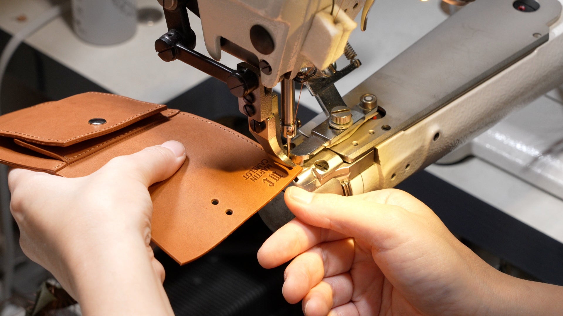 MC-keywallet。蔵前の革職人が製作した国産牛革のキーケース一体型ミニ財布。ブラウン。生産のイメージ写真4。