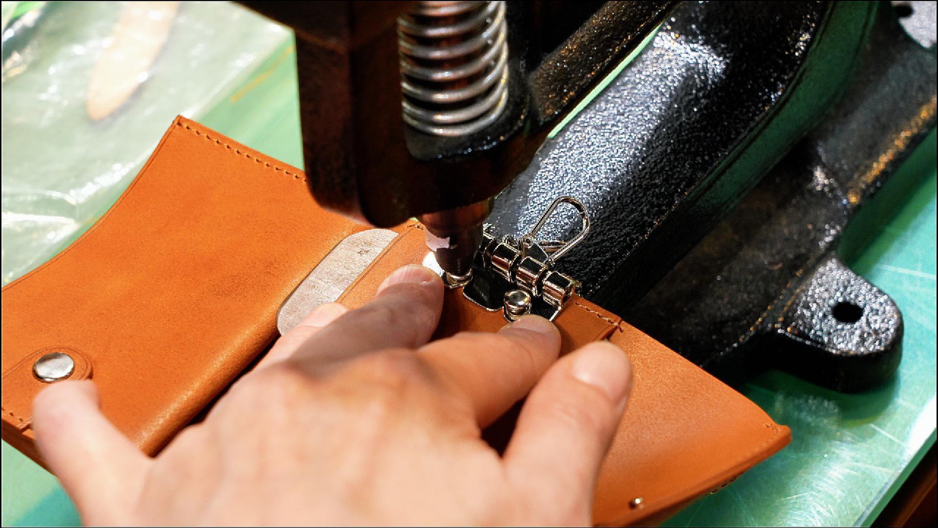 MC-keywallet。蔵前の革職人が製作した国産牛革のキーケース一体型ミニ財布。ブラウン。生産のイメージ写真6。