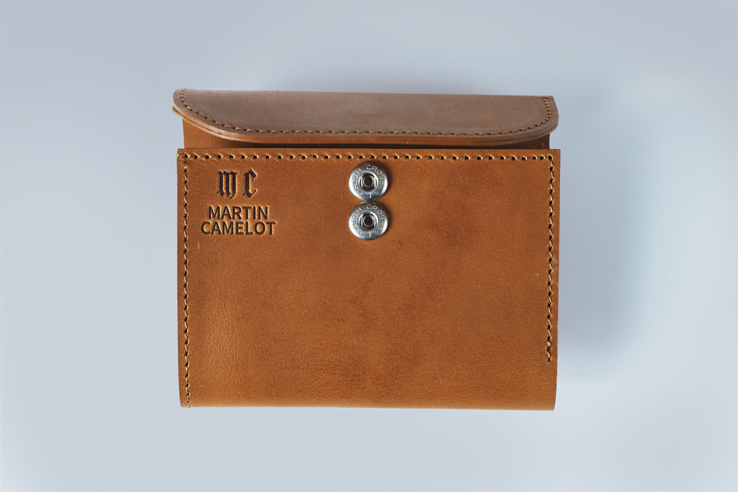 MC-keywallet。蔵前の革職人が製作した国産牛革のキーケース一体型ミニ財布。ブラウン。正面のロゴとホック。