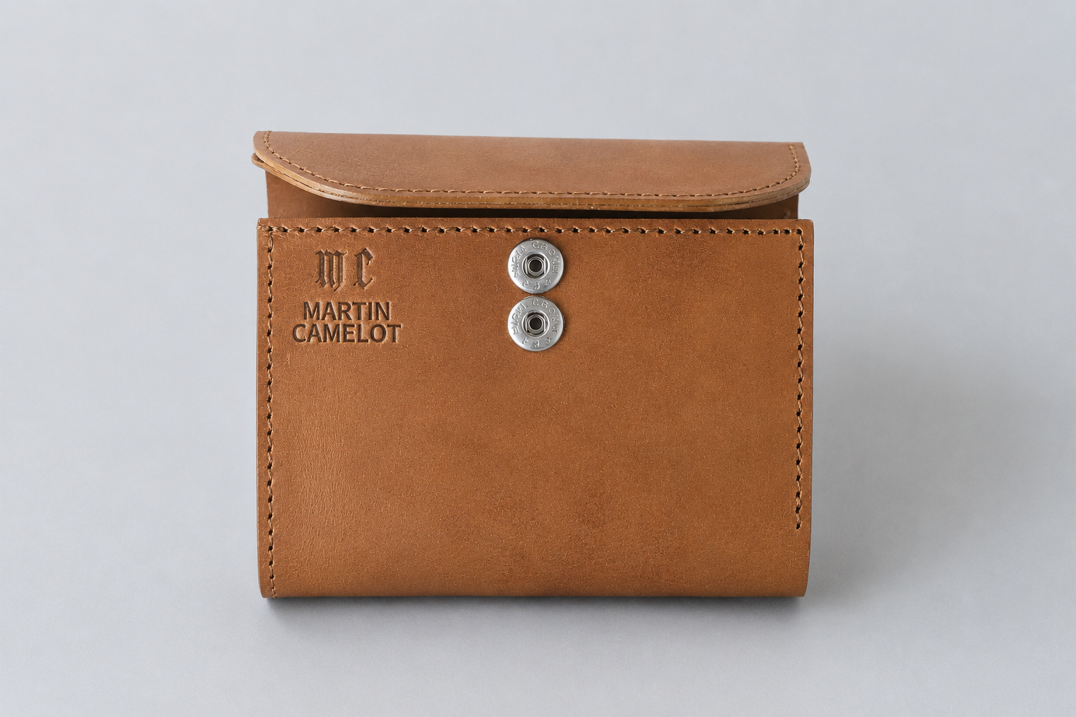MC-keywallet。蔵前の革職人が製作した国産牛革のキーケース一体型ミニ財布。ブラウン。正面のロゴとホック。