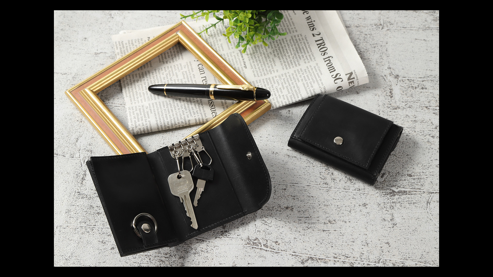 MC-keywallet。蔵前の革職人が製作した国産牛革のキーケース一体型ミニ財布。使用方法の動画のサムネイル。