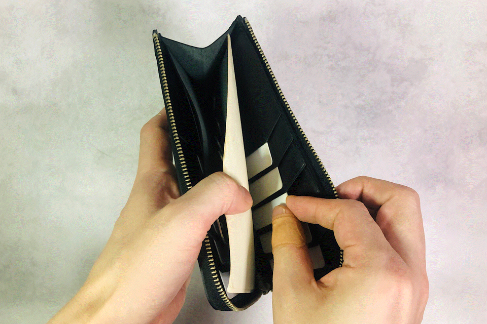 MC-longwallet。蔵前の革職人が製作した国産牛革のL字ファスナーコンパクト長財布。ブラック。カードホルダーからカードを取り出しているGIFアニメーション。