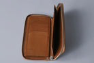 MC-longwallet2。蔵前の革職人が製作した国産牛革のラウンドファスナーミニマル長財布。キャメル。紙幣スペースも見える開いたイメージ。