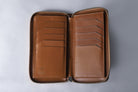 MC-longwallet2。蔵前の革職人が製作した国産牛革のラウンドファスナーミニマル長財布。キャメル。開いたイメージ。