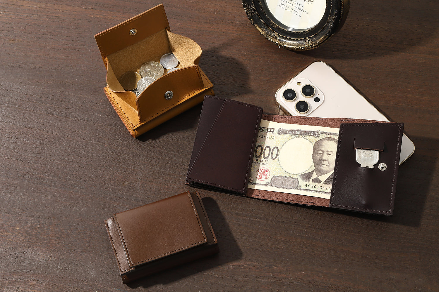 MC-miniwallet。蔵前の革職人が製作した国産牛革のミニ財布。キャメル、ブラウン、ダークブラウンの3色。紙幣、小銭の収納イメージ。