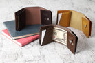 MC-miniwallet。蔵前の革職人が製作した国産牛革のミニ財布。キャメル、ブラウン、ダークブラウンの3色。紙幣、カード、鍵を収納した見開きイメージ。