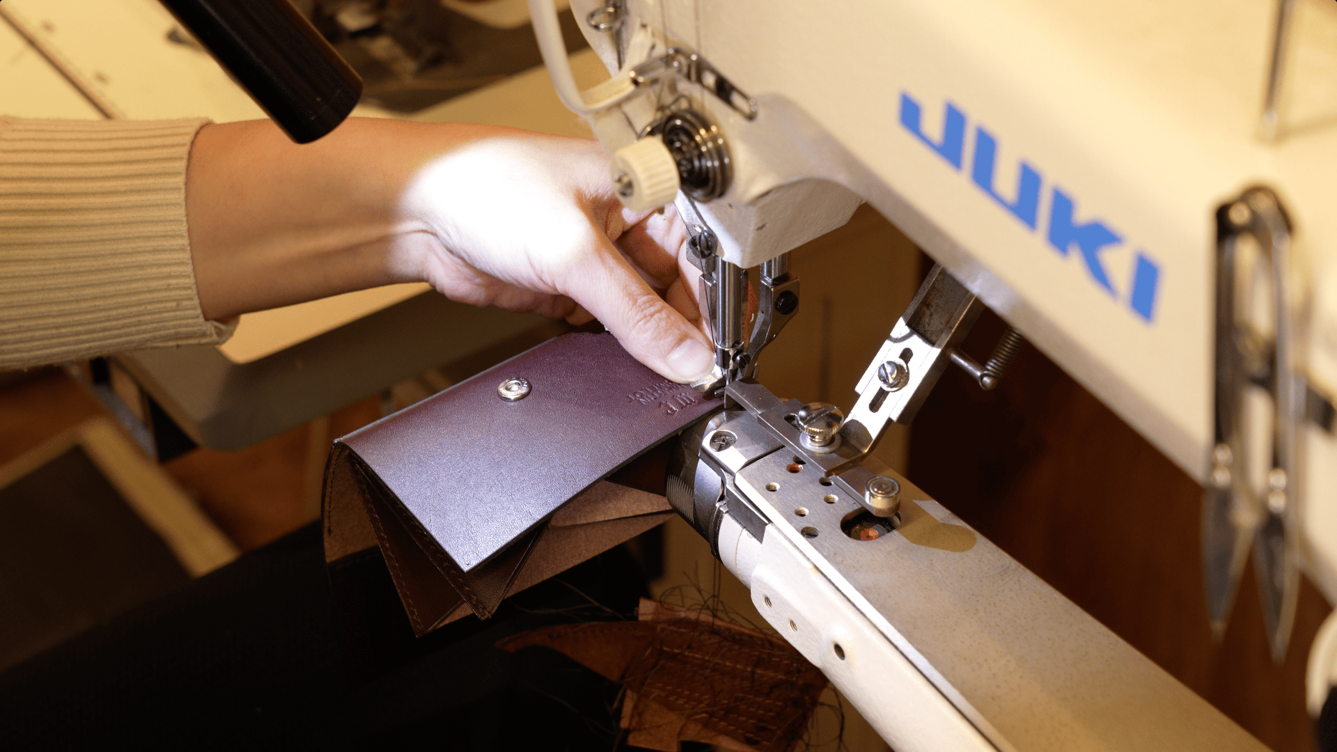 MC-miniwallet。蔵前の革職人が製作した国産牛革のミニ財布。ダークブラウン。生産のイメージ写真1。