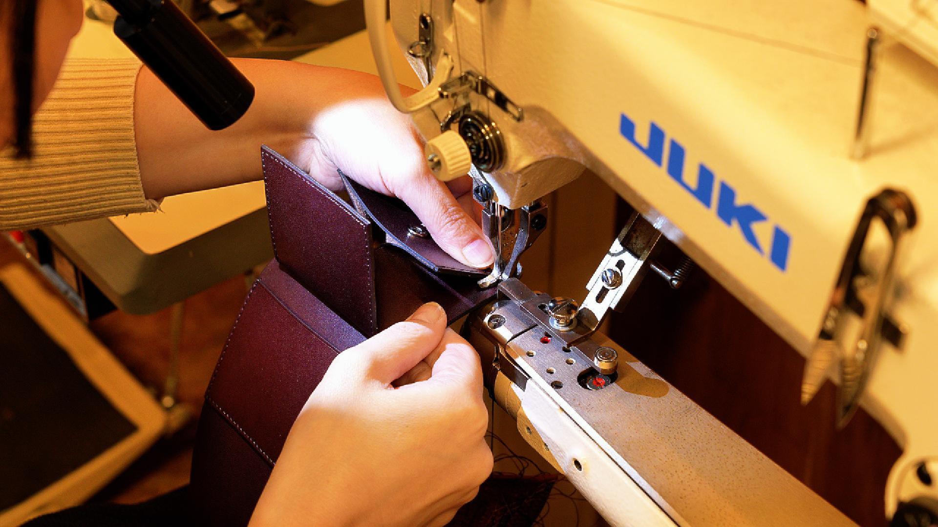 MC-miniwallet。蔵前の革職人が製作した国産牛革のミニ財布。ダークブラウン。生産のイメージ写真4。