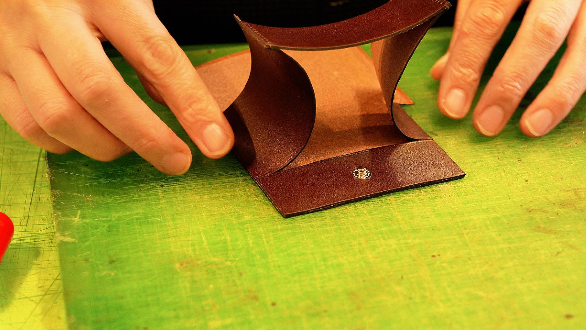 MC-miniwallet。蔵前の革職人が製作した国産牛革のミニ財布。ダークブラウン。生産のイメージ写真5。