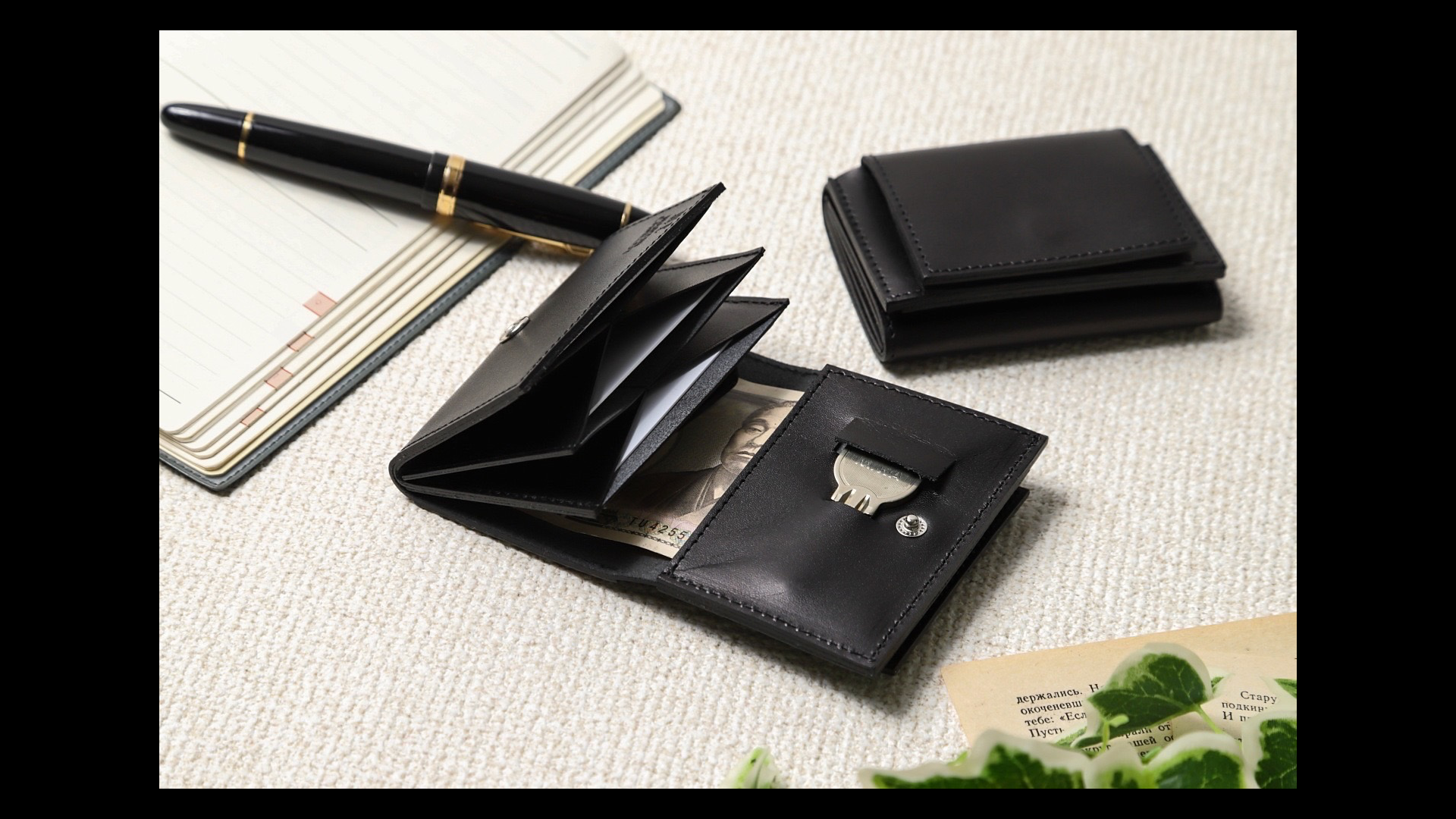 MC-miniwallet。蔵前の革職人が製作した国産牛革のミニ財布。使用方法の動画のサムネイル。