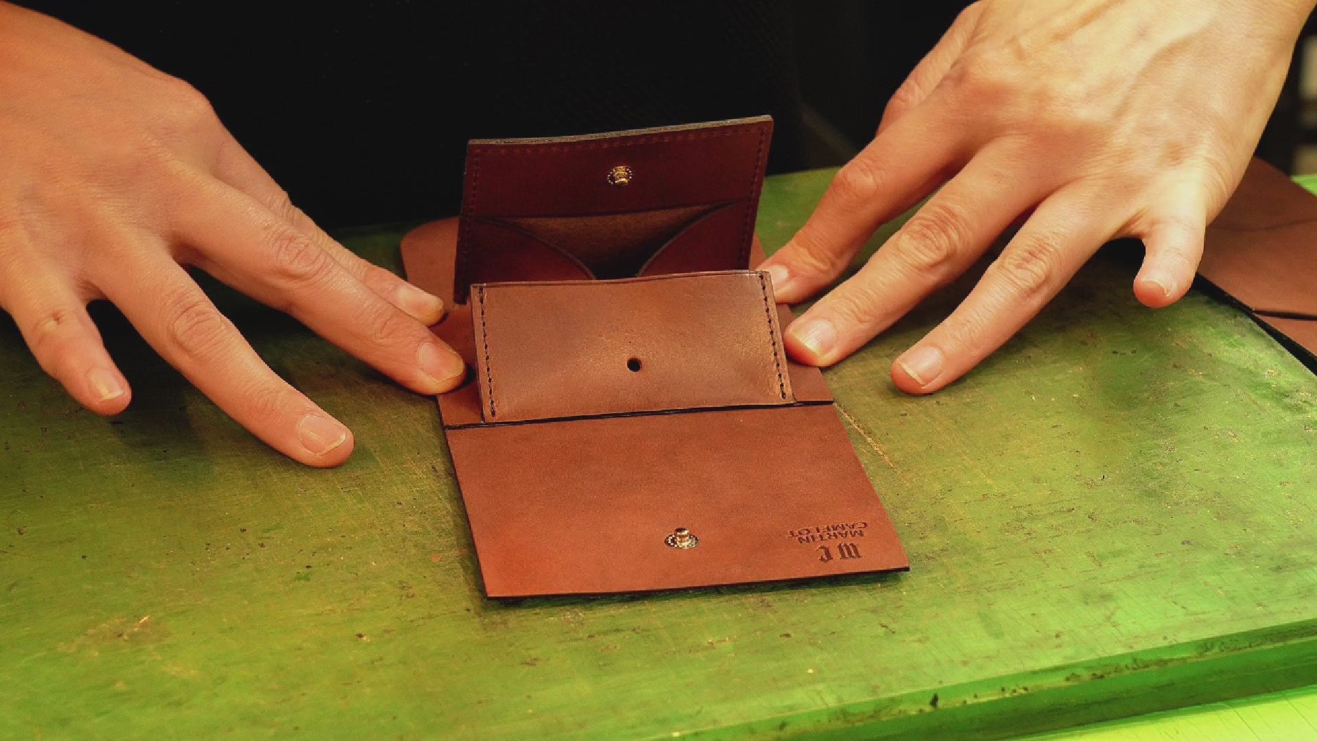MC-compactwallet。蔵前の革職人が製作した国産牛革のコンパクト財布。ダークブラウン。生産動画2。