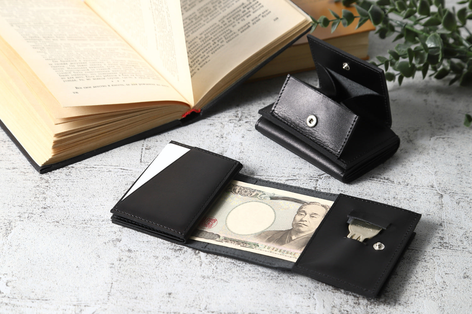 MC-miniwallet。蔵前の革職人が製作した国産牛革のミニ財布。ブラック。紙幣、鍵の収納イメージ。コインBOXが開いた状態。